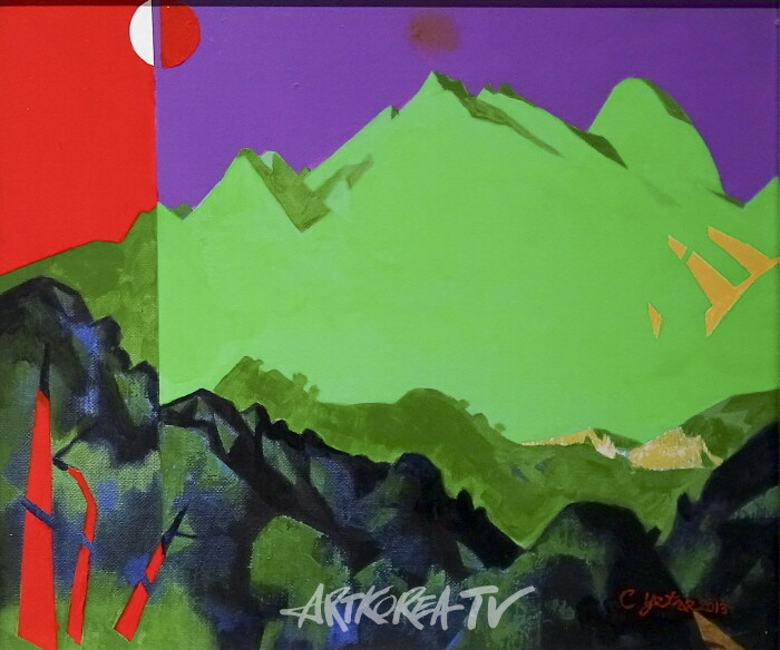 신록의 백운대-Verdure at Baegundae Peak 2013. 53.0×45.45cm 캔버스에 아크릴 Acrylic on canvas2010년대 이후 최예태는 산과 해·달의 상징을 회화적 질서로 전환하는 데 주력해왔다. (2013)은 단순화된 색면과 강렬한 대비로 재현을 넘어선 내적 풍경을 제시하며, 해와 달의 병치를 통해 낮과 밤, 현실과 기억의 이중성을 드러낸다. 이는 '백운대'의 장소성을 바탕으로 색과 형식의 실험을 전개하며, 오방색의 질서를 현대 회화 속으로 번안하려는 전환기의 실천이다.Verdure at Baegundae Peak (2013) transforms the sun and moon into a painterly order, presenting an inner landscape where day meets night and reality encounters memory through bold contrasts and simplified color fields.-사진촬영 최윤영 기자