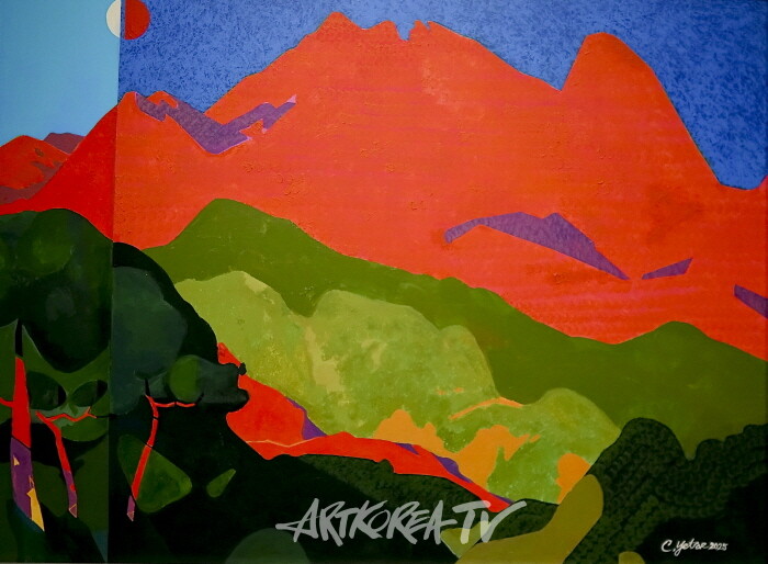 붉은 산의 환타지-Fantasy of Red Mountain. 2008-530×290cm 캔버스에 아크릴 Acrylic on canvas산의 형상을 단순화해 붉은 색면과 비현실적 구도로 구성한 이 작품은, 자연을 재현의 대상이 아닌 조형적 긴장을 실험하는 기호로 변환시킨다. 이후  (2025)와의 구조적 연결은 반복이 아닌 재구성을 통해 회화를 갱신해 가는 작가의 태도를 드러낸다.Nature is abstracted into red planes and surreal forms, serving as a symbol to explore formal tension. This work and Red Mountain Fantasy (2025) reveal the artist's focus on reconstruction over repetition.-사진촬영 최윤영 기자