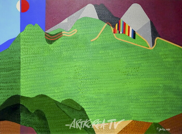 신록의 인상-Impression of Verdure. 2025-130.3×97cm 캔버스에 아크릴 Acrylic on canvas(2025)은 초록의 농도와 획의 밀도를 조율해 풍경을 비재현적으로 구성한 작품이다. 해와 달, 산, 오방색의 기호적 요소가 병치되며, 자연은 실경의 모사가 아니라 추상적 인식의 흔적으로 변형된다. 이를 통해 회화는 기억과 정서가 교차하는 한국적 추상의 장으로 확장된다.The work uses layered greens and dense strokes to depict nature as abstract perception, revealing painting as a convergence of memory and emotion.-사진촬영 최윤영 기자