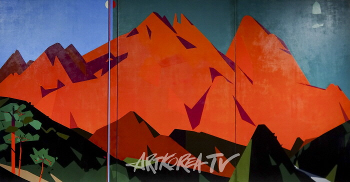 붉은 산의 환타지-Fantasy of Red Mountain. 2008-530×290cm 캔버스에 아크릴 Acrylic on canvas산의 형상을 단순화해 붉은 색면과 비현실적 구도로 구성한 이 작품은, 자연을 재현의 대상이 아닌 조형적 긴장을 실험하는 기호로 변환시킨다. 이후  (2025)와의 구조적 연결은 반복이 아닌 재구성을 통해 회화를 갱신해가는 작가의 태도를 드러낸다.Nature is abstracted into red planes and surreal forms, serving as a symbol to explore formal tension. This work and Red Mountain Fantasy (2025) reveal the artist's focus on reconstruction over repetition.-사진촬영 최윤영 기자