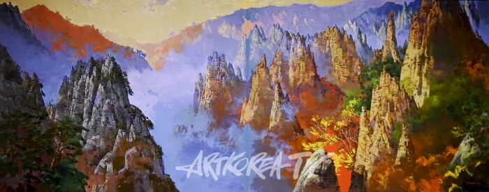 아! 금강산-Oh! Mt. Geumgang. 2001-333.3×248.5cm 캔버스에 유채 Oil on canvas최예태의 초기 대작으로 금강산의 윤곽을 단순화 하고, 색면과 붓질을 병치시켜 산세의 율동을 구조화한 작업이다. 선명한 색과 완화된 색, 곡선과 직선의 대비가 맞물리며 풍경은 더 이상 재현의 대상이 아니라 화면 안에서 재조립되는 조형 단위로 전환된다. 이는 전통 진경의 묘사에서 벗어나, 회화 자체가 구성의 원리를 생성하는 자율적 장으로 확장되는 지점을 드러낸다.This early large-scale work by Choi Ye-tae reduces Mount Geumgang to simplified contours, juxtaposing color fields and brushstrokes to articulate a rhythmic structure. The contrast of tone and line shifts the landscape from depiction to compositional units, marking a departure from traditional jingyeong painting toward an autonomous field where painting generates its own principles.-사진촬영 최윤영 기자