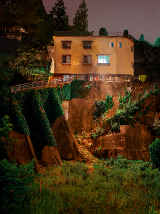 손은영作_ 밤의 집 The Houses at Night #85, 160x120cm, archival pigment print Hahnemuhle Photo Rag baryta, 2021-사진제공 네오아트센터