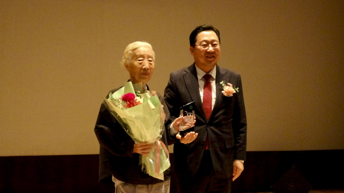 제23회 이동훈미술상 본상수상 임송자 작가와 이장우 시장-사진촬영 최윤영 기자
