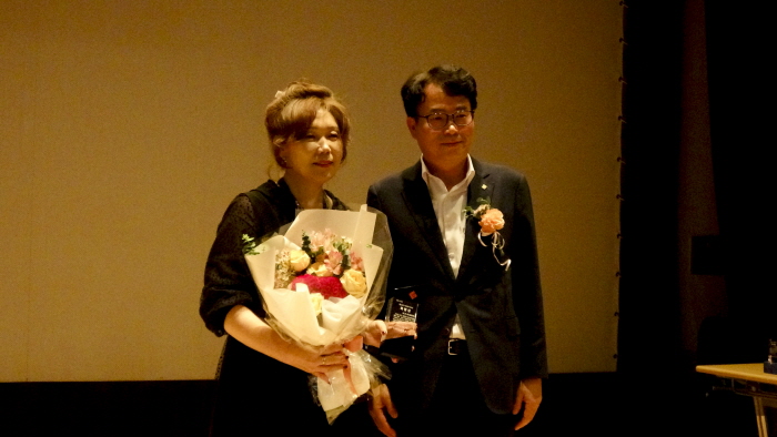 제23회 이동훈미술상 특별상 김은희 작가와 중도일보 사장-사진촬영 최윤영 기자