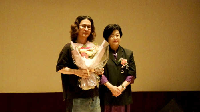 제23회 이동훈미술상 특별상 정의철 작가와 윤의향 시립미술관장-사진촬영 최윤영 기자