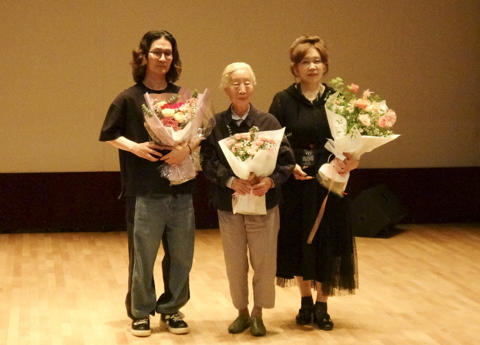 본상(중앙) 임송자 작가, 특별상(좌) 정의철 작가, (우) 김은희 작가-사진촬영 최윤영 기자
