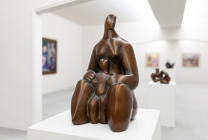 독일, 1908–1968-Sitzende mit Kind , 1938-1939 청동크기-43 x 28cm (16.9 x 11인치)-사진제공 카를 하르퉁