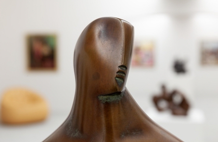 독일, 1908–1968-Sitzende mit Kind , 1938-1939 청동크기-43 x 28cm (16.9 x 11인치)-사진제공 카를 하르퉁