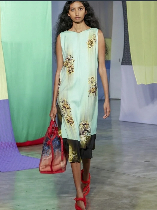 2025년 9월 10일 뉴욕에서 열린 뉴욕 패션 위크의 일환으로 진행된 프로엔자 스쿨러 2026 봄/여름 기성복 패션쇼에서 모델이 런웨이를 걷고 있다. (사진: Victor VIRGILE/Gamma-Rapho via Getty Images)