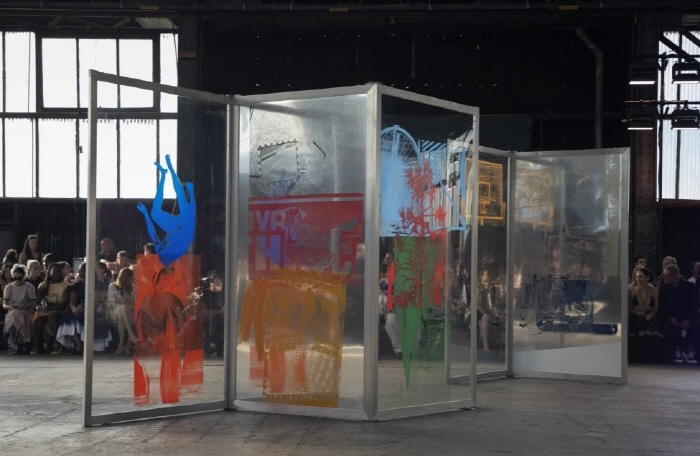 제이슨 우 2026 봄/여름 런웨이 쇼 무대 디자인. 사진: 안드레스 알타미라노, 제이슨 우 제공.