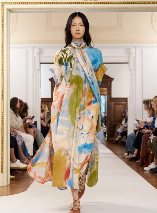 헬렌 프랭컨탈러에게 영감을 받은 런웨이 룩. 울라 존슨 제공.