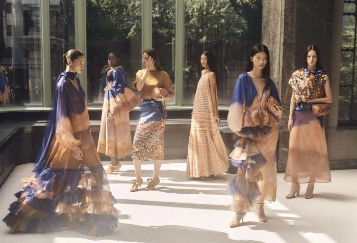 헬렌 프랭컨탈러의 영향을 받은 2026년 봄 쇼의 백스테이지. 울라 존슨 제공.