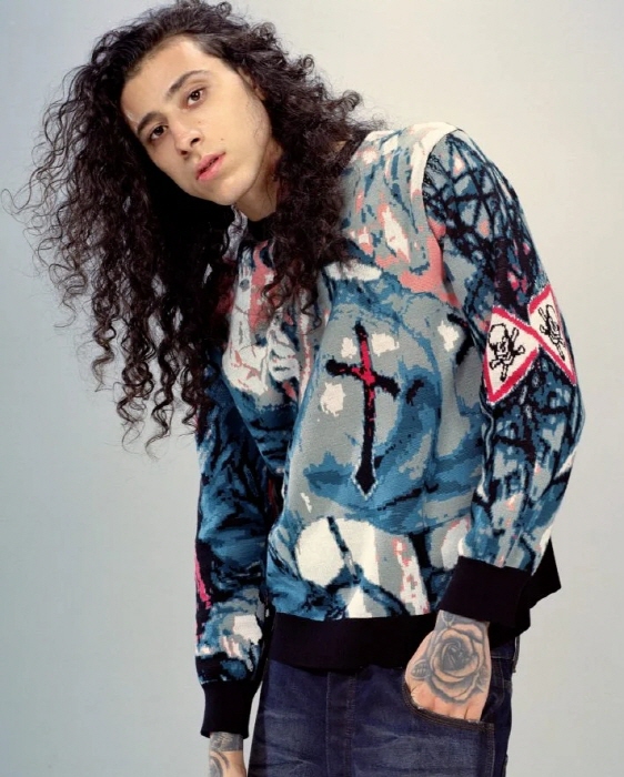 Heaven by Marc Jacobs x David Rappeneau 스웨터를 입은 모델. Heaven by Marc Jacobs 제공.