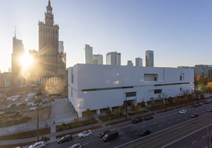 거리 너머로 보이는 바르샤바 현대 미술관 신관과 소련 시대 문화 궁전, 그리고 바르샤바 도심의 스카이라인. 사진: 보이텍 라드반스키/AFP via Getty Images