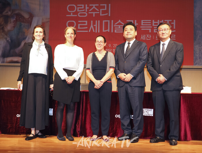  '오랑주리 - 오르세 미술관 특별전 : 세잔, 르누아르' 기자간담회(사진 왼쪽부터 스테파니 드 브라방데 오르세 미술관 국제전시 총괄-세실 지라르도 오랑주리 큐레이터-나탈리 바게르-베르디에 오랑주리미술관 부관장-김세연 예술의전당 예술협력부장-홍성일 지엔씨미디어 대표) 2025.09.19 사진  ⓒ아트코리아방송 이용선 기자