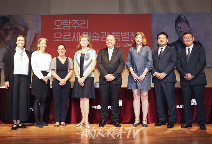  '오랑주리 - 오르세 미술관 특별전 : 세잔, 르누아르' 기자간담회(사진 왼쪽부터 스테파니 드 브라방데 오르세 미술관 국제전시 총괄-세실 지라르도 오랑주리 큐레이터-나탈리 바게르-베르디에 오랑주리미술관 부관장-오딘 유시알 오르세 미술관 작품 관리 총괄- 토마 에슈바흐 오란주리 미술관 작품관리 팀장-예술협력부장-홍성일 지엔씨미디어 대표) 2025.09.19 사진  ⓒ아트코리아방송 이용선 기자