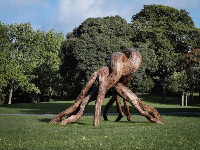 Henrique Oliveira, Desnatureza 8 , 2025. Frieze Sculpture 2025. 사진: Linda Nylind. 프리즈 제공