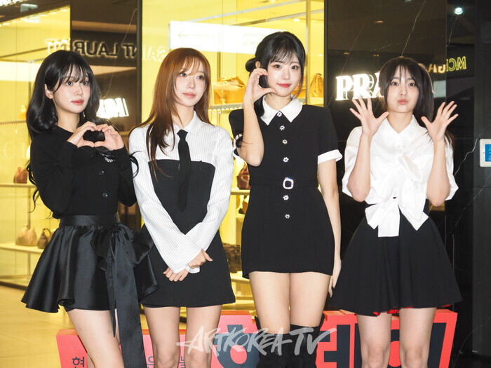 현대면세점 시그니처 쇼핑 캠페인 '현데이(HYUNDAY)' 프로모션 기념 포토월 행사(사진 왼쪽부터 QWER 쵸단-마젠타-히나-시연) 2025.09.25 사진 ⓒ아트코리아방송 이용선 기자