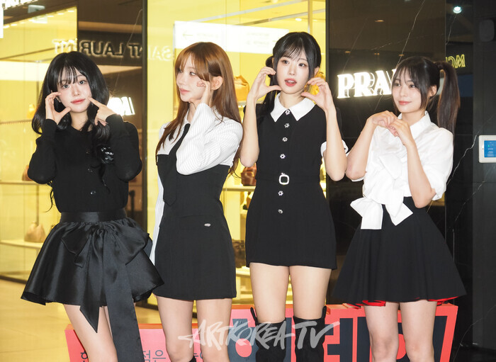 현대면세점 시그니처 쇼핑 캠페인 '현데이(HYUNDAY)' 프로모션 기념 포토월 행사(사진 왼쪽부터 QWER 쵸단-마젠타-히나-시연) 2025.09.25 사진 ⓒ아트코리아방송 이용선 기자