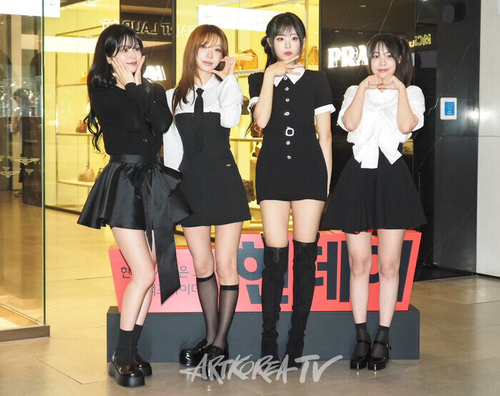 현대면세점 시그니처 쇼핑 캠페인 '현데이(HYUNDAY)' 프로모션 기념 포토월 행사(사진 왼쪽부터 QWER 쵸단-마젠타-히나-시연) 2025.09.25 사진 ⓒ아트코리아방송 이용선 기자