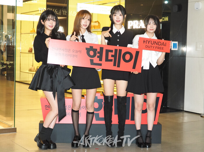 현대면세점 시그니처 쇼핑 캠페인 '현데이(HYUNDAY)' 프로모션 기념 포토월 행사(사진 왼쪽부터 QWER 쵸단-마젠타-히나-시연) 2025.09.25 사진 ⓒ아트코리아방송 이용선 기자