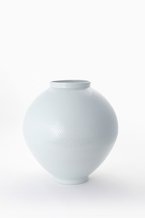 달항아리, 54x53cm-사진제공 장은선 갤러리