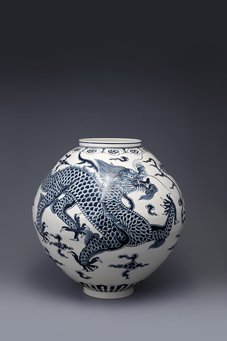 청화운용문달항아리 대호, 52x51cm-사진제공 장은선 갤러리