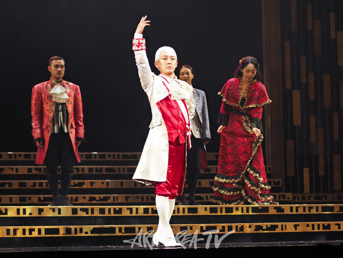 연극 '아마데우스' 커튼콜(요제프 황제 역 김지욱)2025.09.24. 사진 ⓒ아트코리아방송 이용선 기자