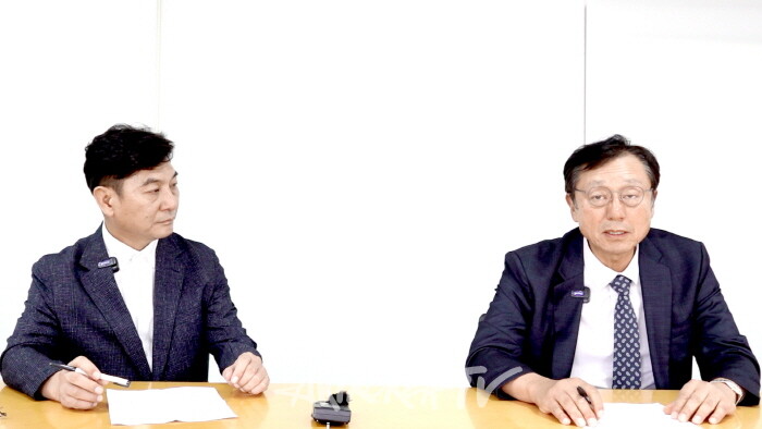 이승근 관장과  이성훈 회장-사진촬영 최윤영 기자