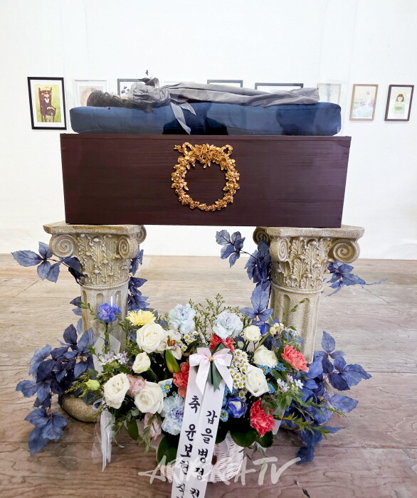 윤보현-Renata-67cm. percelain aoll 2025-사진촬영 김한정 기자