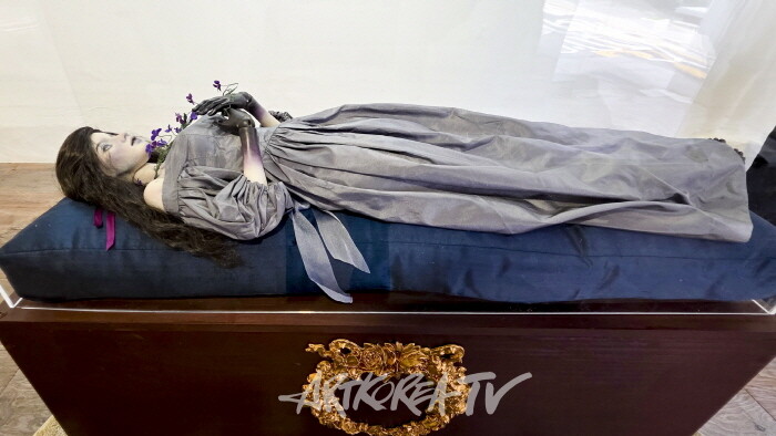 윤보현-Renata-67cm. percelain aoll 2025 -사진촬영 김한정 기자