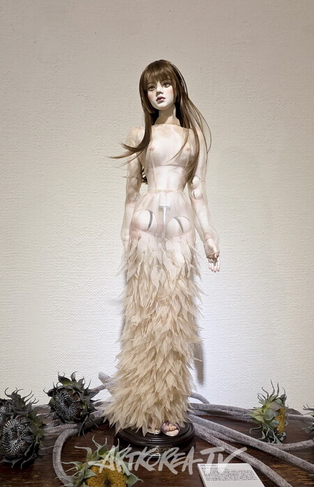 윤보현-잔해 67cm Porcelain Doll 2025-사진촬영 김한정 기자