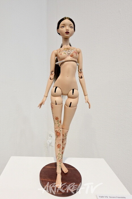 이한나-진실한 우정 43cm Porcelain Doll 2024이한나-진실한 우정 43cm Porcelain Doll 2024-사진촬영 김한정 기자