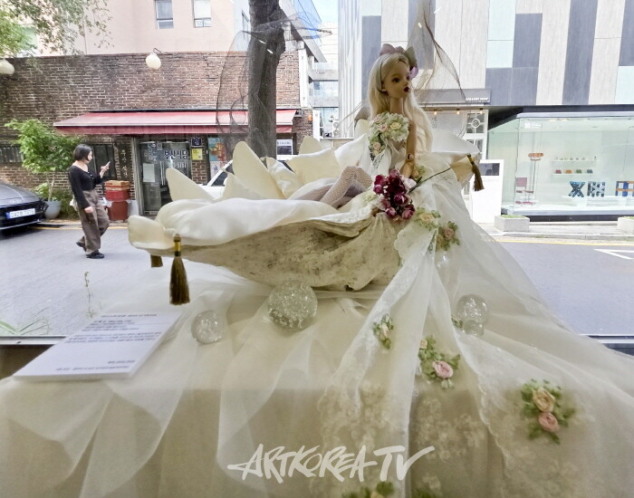 이해리-비너스의 탄생-바다의 포말이 빛을 품던 순간, 세상은 사랑과 아름다움이 이름을 얻었다-사진촬영 김한정 기자