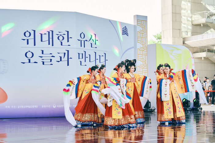 사물놀이 한맥 & 최주연 무용단의 'RE: 연희' 공연. 제공 전통공연예술진흥재단