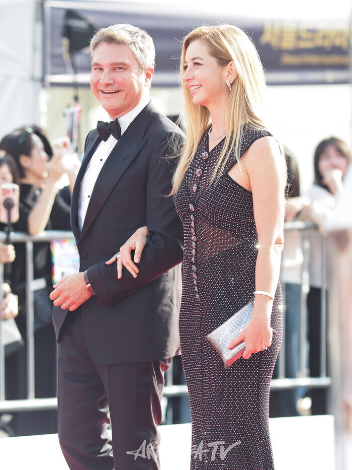 '서울드라마어워즈 2025' 레드카펫(우무트 아랄 감독과 부인인 SP-BRANDING 창립자인 셀링 페르센틸리 아랄) 2025.10.02 사진 ⓒ아트코리아방송 이용선 기자