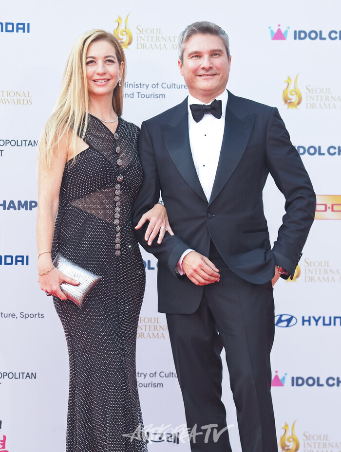 '서울드라마어워즈 2025' 레드카펫(우무트 아랄 감독과 부인인 SP-BRANDING 창립자인 셀링 페르센틸리 아랄) 2025.10.02 사진 ⓒ아트코리아방송 이용선 기자