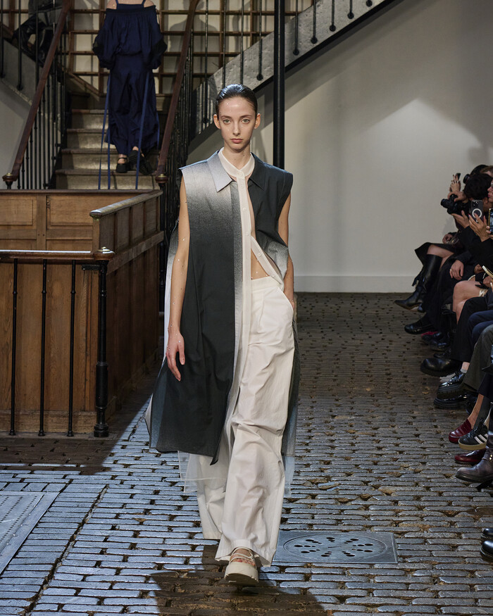 데무(DÉMOO) 2026 봄·여름 컬렉션 '블랙홀(BLACKHOLE)' 제공 데무