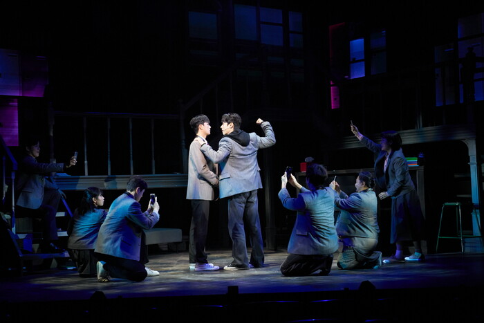 뮤지컬 '아몬드' 공연 사진(윤재 역 윤소호, 곤이 역 윤승우). 제공 라이브(주)