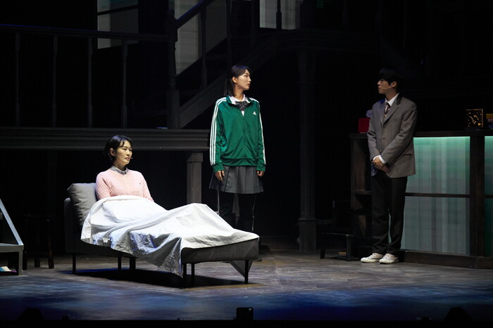 뮤지컬 '아몬드' 공연 사진(윤재 역 김리현, 도라 역 김이후, 엄마 역 이예지). 제공 라이브(주)