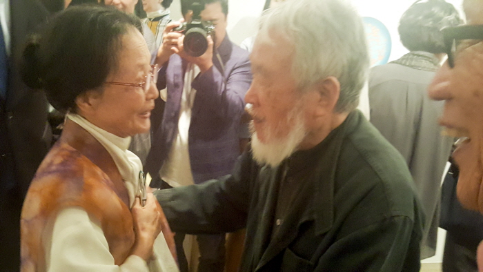 김창열과 방혜자 개인전에서 (사진 김종근 )-사진제공 김종근 미술평론가