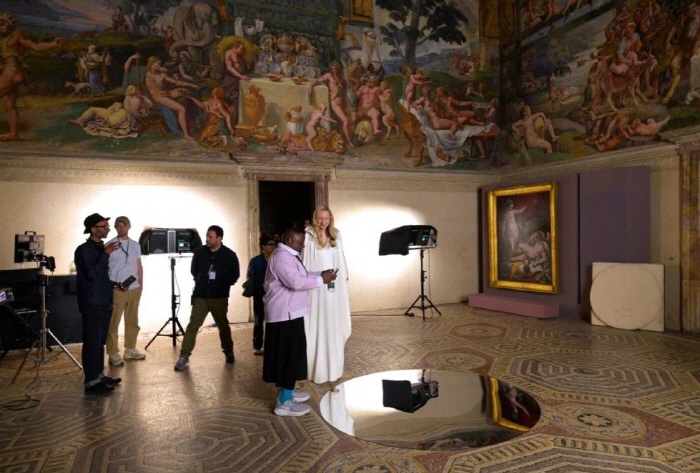 팔라초 테에서 열린 영화 '아이작 줄리앙, All That Changes You. Metamorphosis' (2025) 촬영 현장에서의 아이작 줄리앙과 그웬돌린 크리스티. 사진-© Isaac Julien.