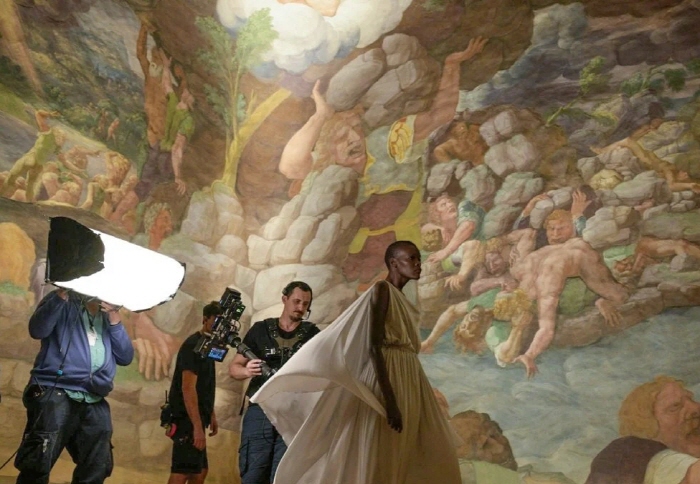 팔라초 테에서 열린 영화 '아이작 줄리앙, All That Changes You. Metamorphosis' (2025) 촬영장에서의 쉴라 아팀 . 사진-© Isaac Julien.