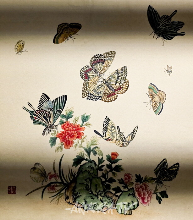 이은지-꽃과 나비. 순지에 분채 39×35cm 2024-사진촬영 김한정 기자