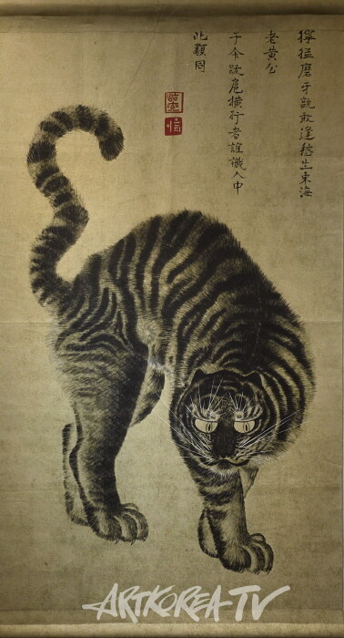 이은지-송하맹호도. 광목에 디지털드로잉 프린트 106×59cm 2025-사진촬영 김한정 기자