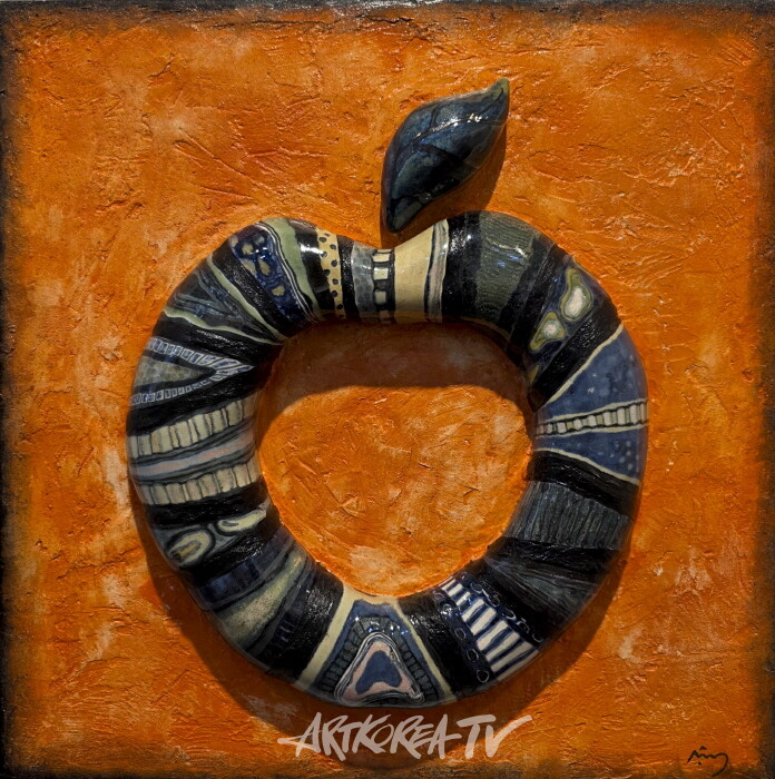 염상숙-사과 55×55cm 백자토 산화-사진촬영 김한정 기자