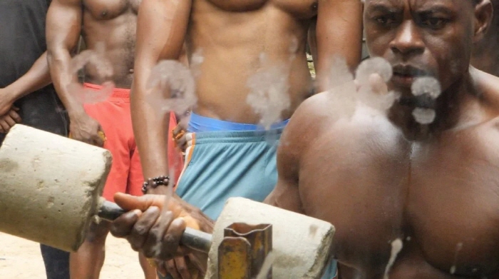 7 Karimah Ashadu, MUSCLE (스틸), 2025. 작가, Camden Art Centre, Fondazione In Between Art Film, Sadie Coles HQ 및 시카고 대학교 르네상스 협회 제공