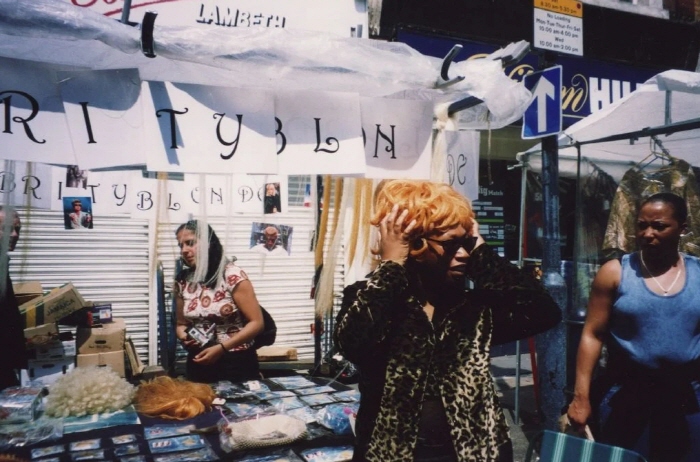 11 조이 그레고리, 2003년 드라마 'Celebrity Blonde' 에서 스톡웰 사이렌 역 을 맡은 모습. 사진-© 조이 그레고리.