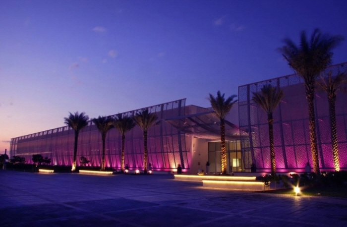  밤의 마나라트 알 사디야트. 아부다비 아트 제공.