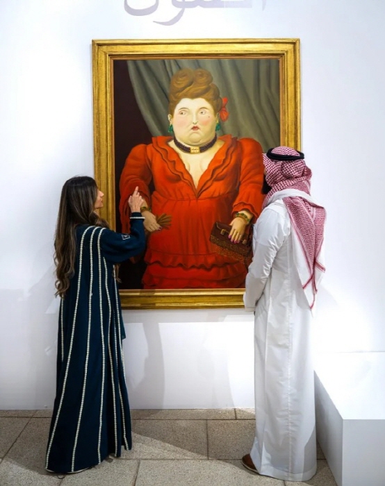 페르난도 보테로의 작품 ' 사회의 여인 '(2003)이 2월 사우디아라비아 소더비에서 열린 첫 번째 대규모 경매에서 102만 달러에 낙찰되었습니다. 사진: Amal Alhasan/Getty Images for Sotheby's.